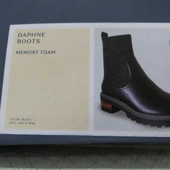Nwt Daphne Boots Memory Foam Target 